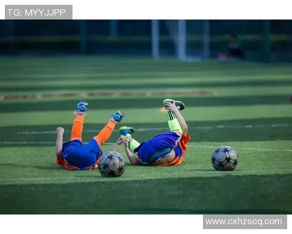 足球球星炫酷舞步庆祝进球时刻 球场成舞台激情无限